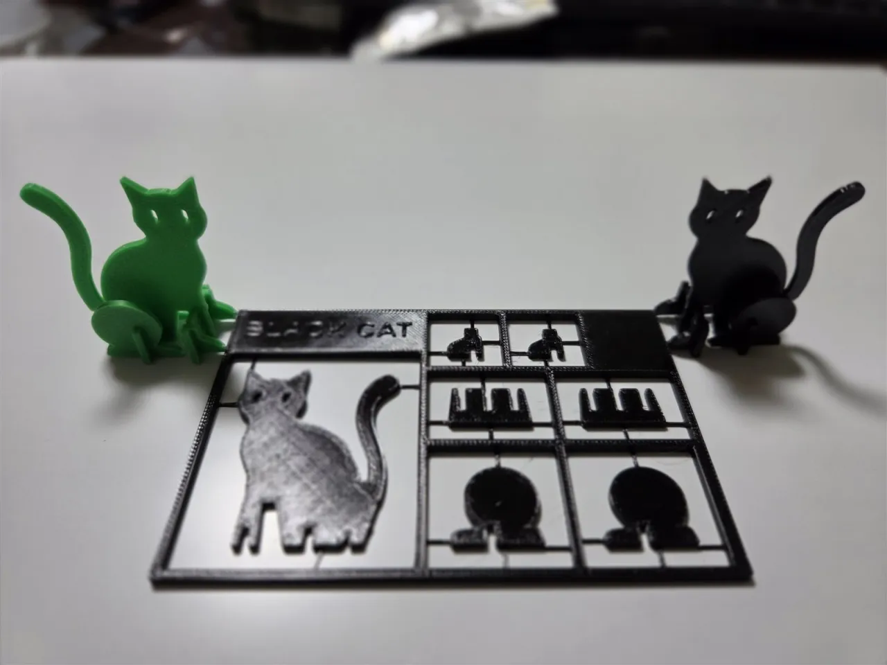 黒猫のカードと、緑と黒で刷った黒猫